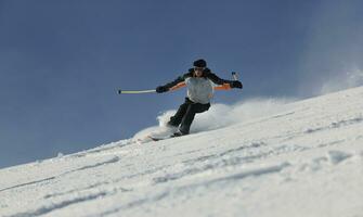 skiër vrij rijden foto