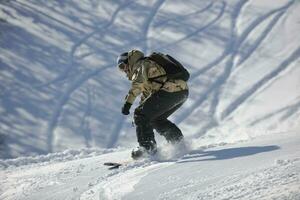 freestyle snowboarder springen en rijden foto