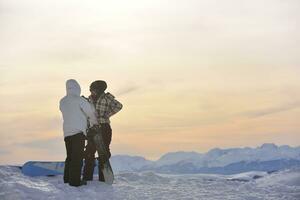 snowboarder's paar Aan berg's top foto