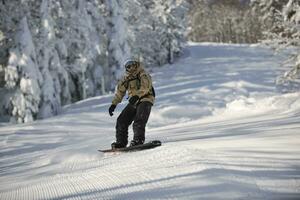 freestyle snowboarder springen en rijden foto