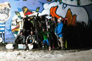 groep van skiërs staand tegen achtergrond foto