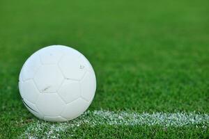 voetbal bal Aan gras Bij doel en stadion in achtergrond foto