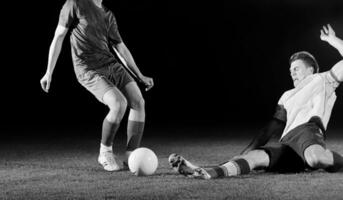 voetballers in competitie voor de bal foto