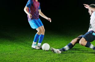 voetballers in competitie voor de bal foto