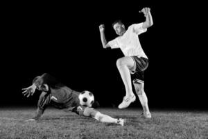 voetballers in actie voor de bal foto