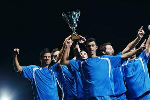 voetballers die de overwinning vieren foto