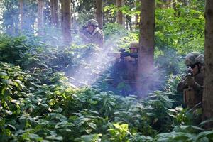 modern oorlogvoering soldaten ploeg in strijd foto