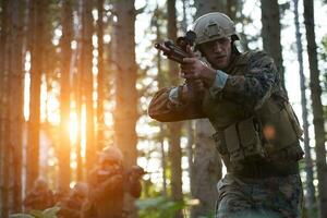 modern oorlogvoering soldaten ploeg in strijd foto