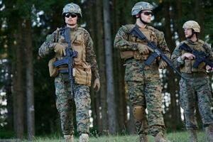 modern oorlogvoering soldaten ploeg in strijd foto