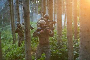 modern oorlogvoering soldaten ploeg in strijd foto