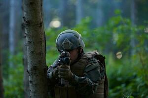 soldaat in actie het richten Aan wapen laser zicht optiek foto