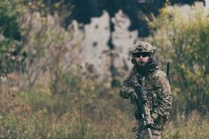 een gebaard soldaat in uniform van speciaal krachten in een gevaarlijk leger actie in een gevaarlijk vijand Oppervlakte. selectief focus foto
