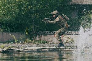 een gebaard soldaat in uniform van speciaal krachten in een gevaarlijk leger actie in een gevaarlijk vijand Oppervlakte. selectief focus foto