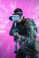 soldaat gebruik makend van virtueel realiteit koptelefoon foto