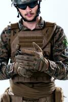 detailopname van soldaat handen zetten beschermend strijd handschoenen foto