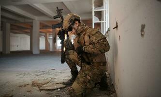 soldaat in actie in de buurt venster veranderen tijdschrift en nemen Hoes foto