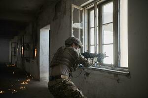 soldaat in actie in de buurt venster veranderen tijdschrift en nemen Hoes foto