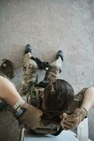 leger vrouw soldaat hebben een breken foto
