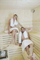 gelukkig jong paar in sauna foto