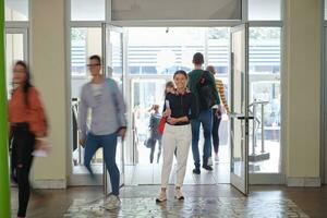 famel leerling met modern technologie in school- foto