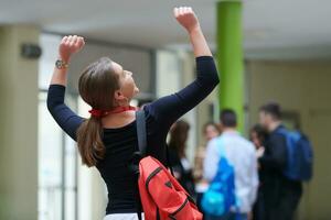 famel leerling met modern technologie in school- foto