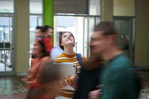 famel leerling met modern technologie in school- foto