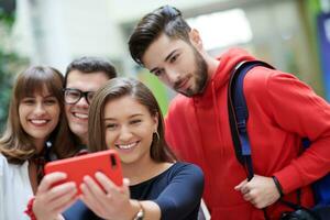 groep van multi-etnisch tieners nemen een selfie in school- foto