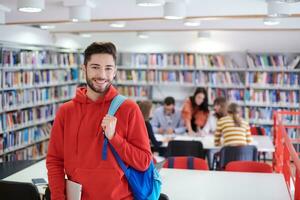 de leerling toepassingen een laptop en een school- bibliotheek foto