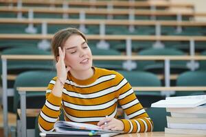 leerling nemen aantekeningen voor school- klasse foto