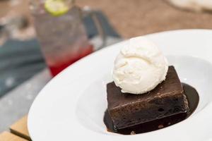 brownie-ijscoupe met een bolletje vanille-ijs foto