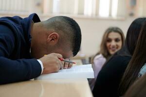 leerling nemen aantekeningen terwijl aan het studeren in hoog school- foto