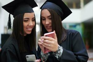 groep van verschillend Internationale afstuderen studenten vieren foto