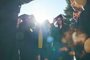 groep van verschillend Internationale afstuderen studenten vieren foto