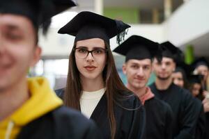 groep van verschillend Internationale afstuderen studenten vieren foto