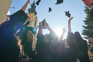 groep van verschillend Internationale afstuderen studenten vieren foto