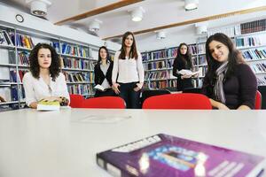 leerling in bibliotheek foto