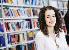 leerling in bibliotheek foto