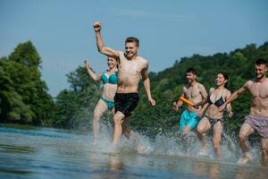 zomer vreugde vrienden hebben pret Aan rivier- foto