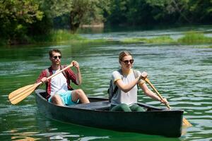 paar ontdekkingsreizigers die zich op de wilde rivier concentreren? foto