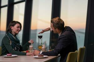 paar Aan een romantisch avondeten Bij de restaurant foto