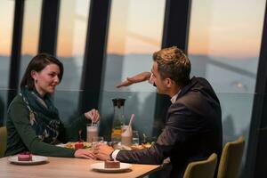 paar Aan een romantisch avondeten Bij de restaurant foto