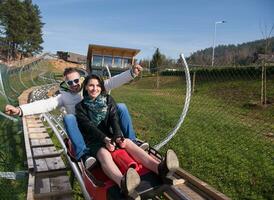 paar geniet het rijden Aan alpine kustvaarder foto