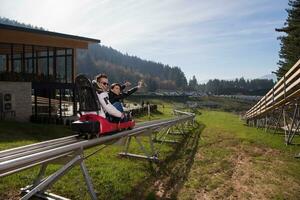 paar geniet het rijden Aan alpine kustvaarder foto