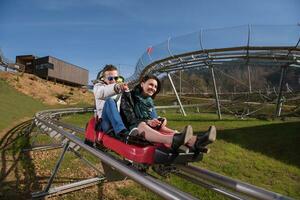 paar geniet het rijden Aan alpine kustvaarder foto