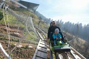 vader en zoon geniet het rijden Aan alpine kustvaarder foto