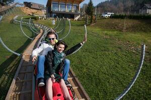 paar geniet het rijden Aan alpine kustvaarder foto