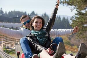 paar geniet het rijden Aan alpine kustvaarder foto