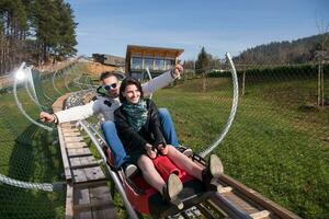 paar geniet het rijden Aan alpine kustvaarder foto