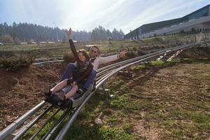 paar geniet het rijden Aan alpine kustvaarder foto