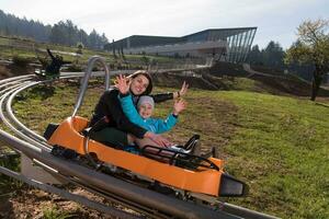 moeder en zoon geniet het rijden Aan alpine kustvaarder foto